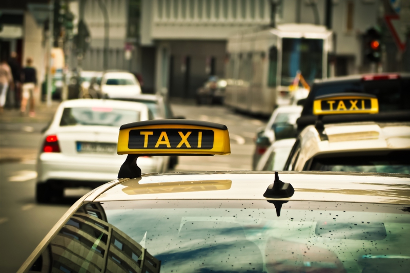 taxis-PEONE-min_road-traffic-car-glass-driving-city-583084-pxhere.com